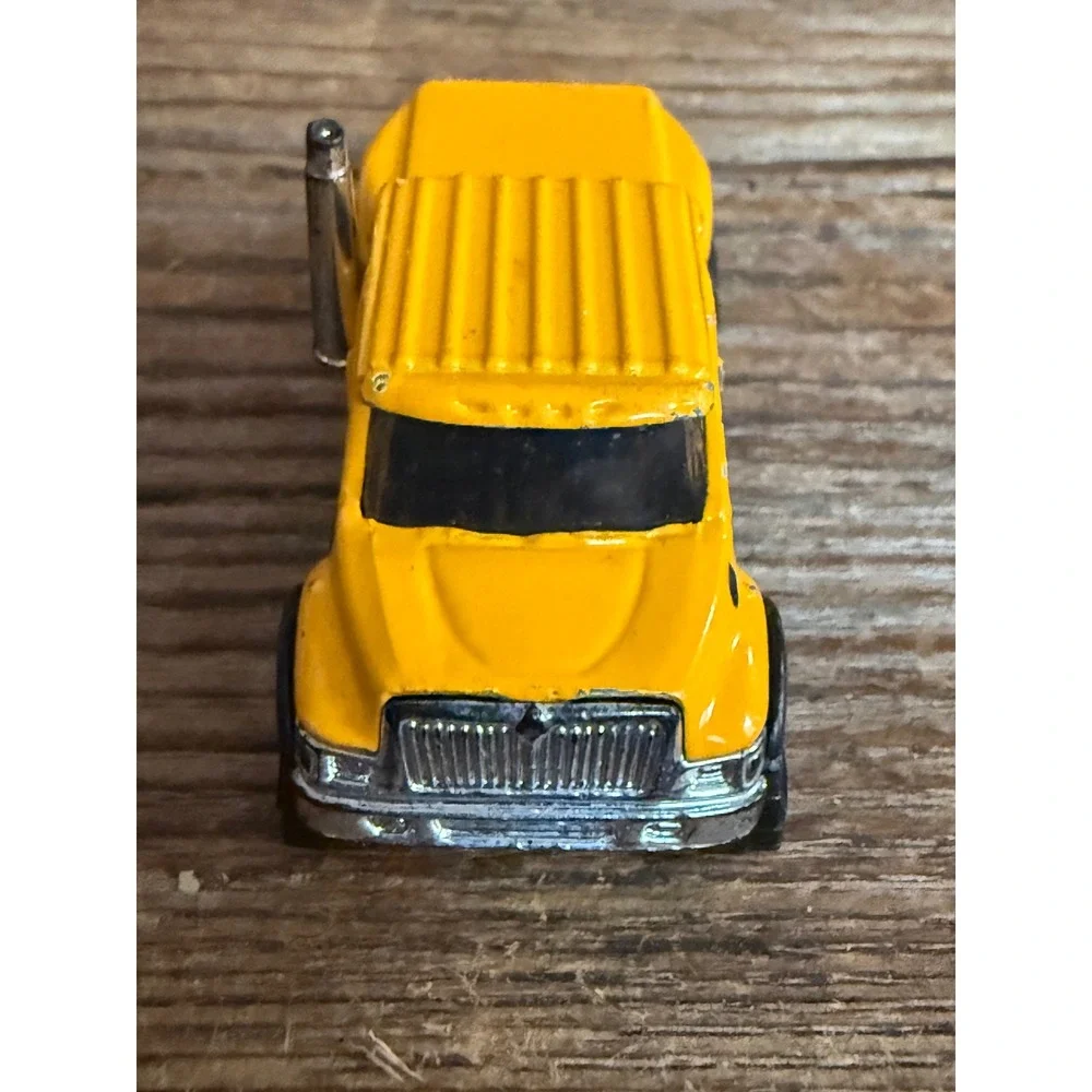 Y2K 2005 Matchbox International CXT Pickup Truck Yellow Diecast Toy Vehicle